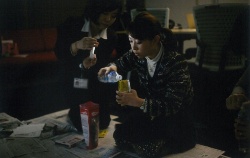 内田洋行の防災試食会の様子。暗がりの中、非常食を水で戻す