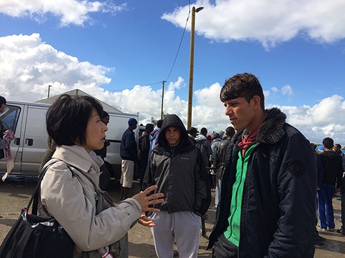 昨年9月、フランスのカレー難民キャンプで取材する増田さん。アフガニスタンの青年とともに