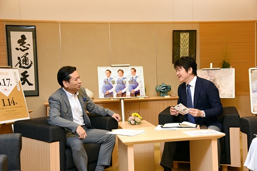 佐賀県の山口知事（左）と藤井発行人