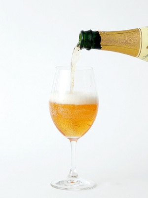 グラスに注ぐと、シャンパンのような泡が立つ。ノンアルコールだが、炭酸はしっかり入っている