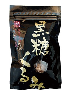 「黒糖くるみ」（税込み321円）。大粒のクルミに、沖縄産黒糖の蜜を絡めた菓子