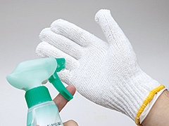 片手には洗剤を直接吹き付け、もう片方はそのままで乾拭きするのも手