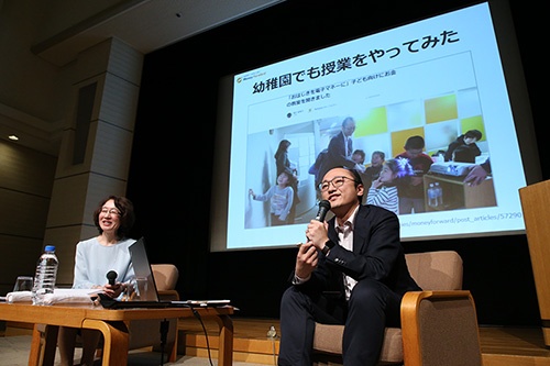 マネーフォワード取締役でFintech研究所長の瀧俊雄さん（右）と日経WOMANの安原ゆかり編集長