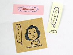 シヤチハタ神山さんのスタンプ実例。似顔絵スタンプを一筆箋に押して送ったところ、先方からわざわざ驚きと感謝の電話が。フキダシのスタンプも重宝（神山さん提供写真）