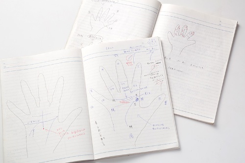 「左下のノートは自分の手を型として写したもの。右上のノートはフリーハンドで描いたものです」