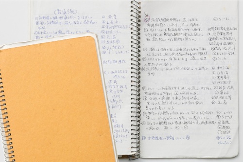気象予報士試験の勉強の際に作ったノートの１冊。穴あけ問題のほかにも資料を貼ったり追加の情報を書き入れて、お守りのように持ち歩いていたそう（写真：スタジオキャスパー）