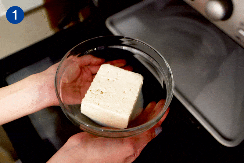豆腐の水切りの手順は、（1）レンジで加熱する ⇒ （2）水気を切る ⇒ （3）用途に合わせて切る、崩す