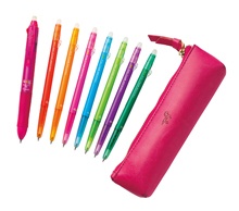 すべての色は、消せるボールペン「フリクションボール」で記入。ピンク色のペンケースにIN