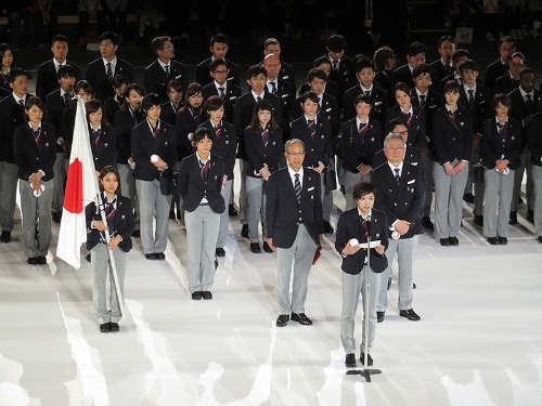 日本代表選手団壮行会にて、主将として決意表明をする小平奈緒選手と、旗手代行を務めた高梨沙羅選手。皆さんの活躍を応援しています！