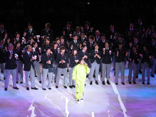 1月24日に行われた日本代表選手団壮行会では、アーティストのAIさんの呼び掛けで、選手団がコートに下りて合唱。素晴らしい応援で、選手たちを送り出していました