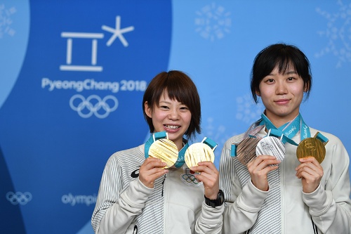 姉妹で4個ものメダルを獲得。高木菜那選手（左）と、高木美帆選手（右）　写真／JMPA代表撮影（岸本勉）