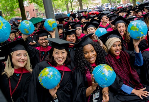ハーバード大学院の卒業式の様子。前列にいる女性たち（左から2人目は著者）の進路も、左から、NPO（大学）、NPO、民間企業、NPOだ