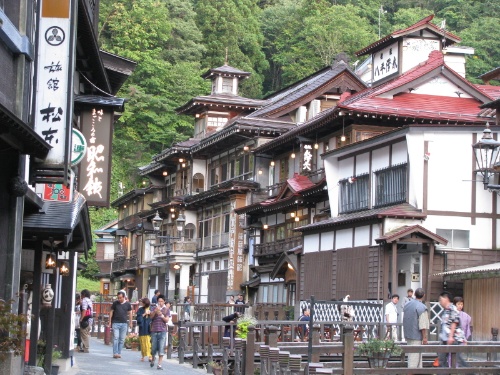 山形県の銀山温泉。レトロな雰囲気が外国人に人気です　(C)Yoko Ueno