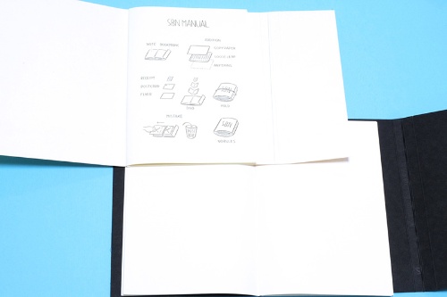 表紙のゴムをずらし広げて使う。最初のページには使い方のマニュアル