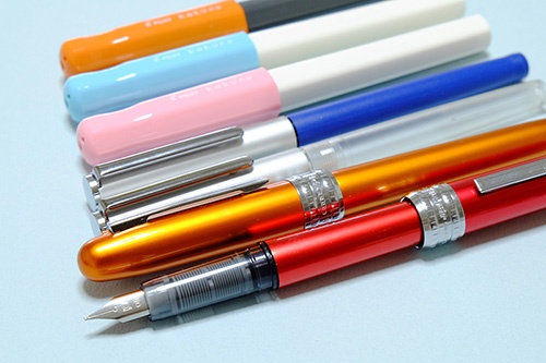 色とりどりのプチプラ万年筆たち。万年筆デビューにぴったりです