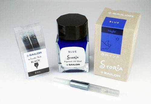 ハイエース ネオ 万年筆の例。左はカートリッジインク。中央は顔料ボトルインク「STORiA（ストーリア）」。色は「ナイト（ブルー）」。手前の白い棒状のものがコンバーター
