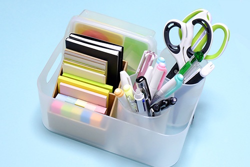 筆記具や付箋など、それぞれの収納ケースを大きめのケースにざくっと入れて持ち運び！