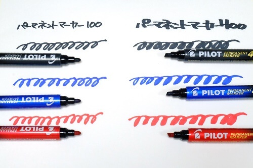写真左が「パーマネントマーカー100」右が「パーマネントマーカー400」。それぞれブラック、ブルー、レッドで書いてみました