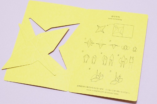 開くと折り鶴と展開図が印刷されています