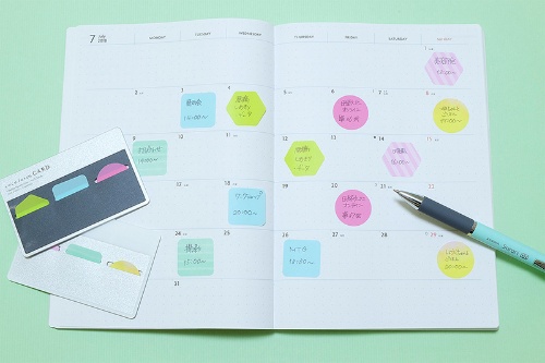 手帳の月間カレンダーのマス目にぴったり