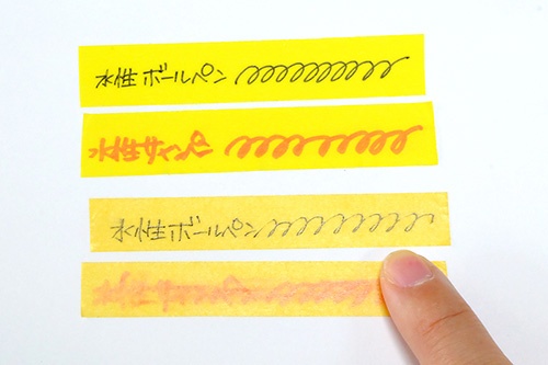 写真上の二つは「水性ペンで書けるマスキングテープ」、下の二つは一般的な「マスキングテープ」に水性ペンで文字を書いた例。一般的な「マスキングテープ」は、指でこすると文字がかすれてしまいます