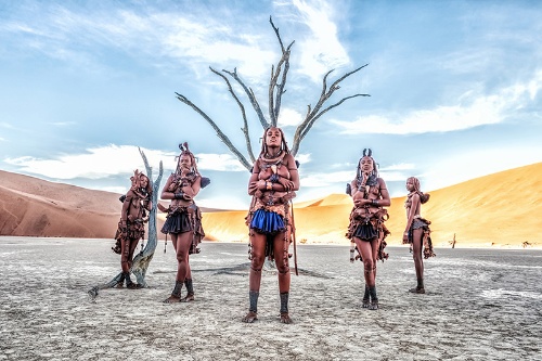 ヨシダさんが、アフリカ南西部ナミビアのヒンバ族を撮影した1枚。ヒンバ族の女性は体に赤土を塗る　(C) nagi yoshida