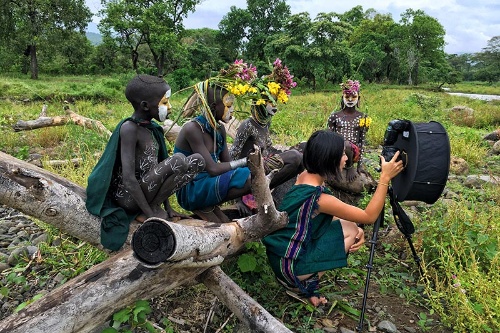 2015年、エチオピアでスリ族を撮影するヨシダさん　(C) nagi yoshida