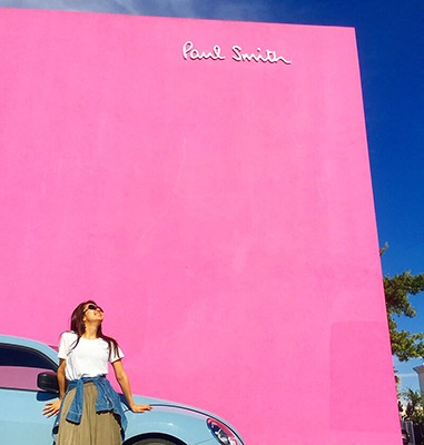 ロサンゼルスで非常に有名なこのピンクの壁。元々ポール・スミスというアパレルブランドが入っている店舗の普通の駐車場でしたが、店の外壁をピンク色にしたことで連日行列が絶えない人気撮影スポットに（※現在はピンク一色ではなく、レインボーカラーに塗り直されています）