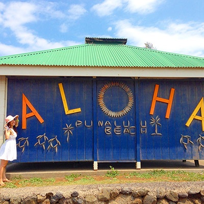 「ALOHA」と書かれた壁と撮影。北海道で撮影しているとは誰も思いませんよね。「あ、ハワイかな？ いいな！」と思ってもらえるような写真を撮りましょう