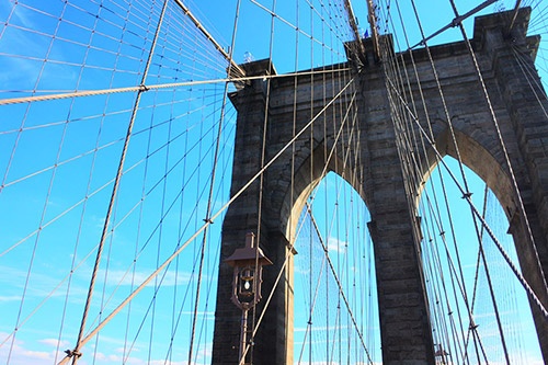 こちらはニューヨークのブルックリン橋。大きな橋だということは伝わりそうですが……