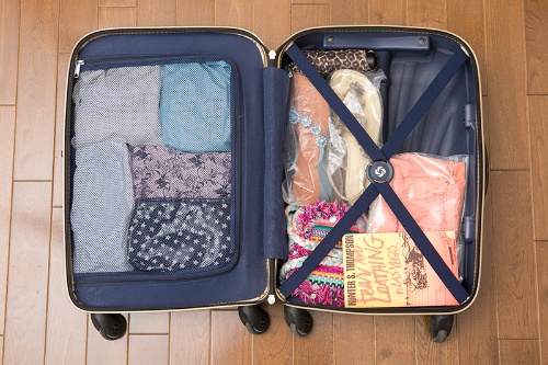 スーツケースを開けた様子。小ぶりのスーツケースなのに、まだまだ余裕があります。メッシュカバーが付いた左側の収納スペースには洋服類、右のスペースには小物類、とざっくり分けて収納