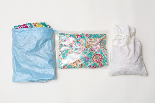防水のため、プラスチック製の袋やビニール製の袋に衣類を収納。水着や下着類は、荷物検査でスーツケースを開けることになっても大丈夫なように、色付きの袋に入れています