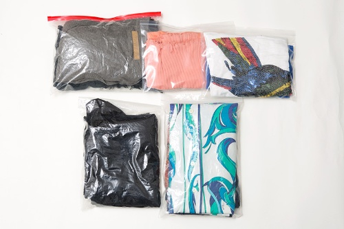 衣類を分けて入れる透明な袋は、100円ショップで買えるので経済的。アイテム別にしたり、場合によっては日ごとに分けたりして袋に入れます。ビーチリゾートなので、ワンピースやスパンコールの付いたシャツや明るい柄のトップスなどをチョイス