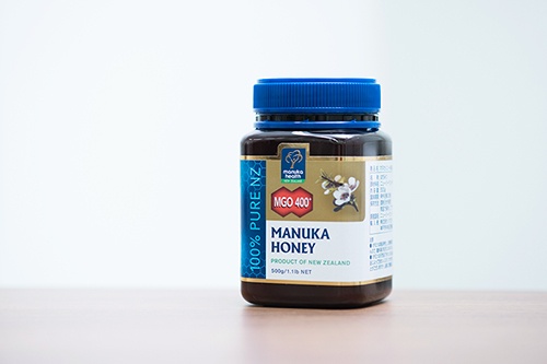 体調管理には、天然の殺菌効果があるといわれる「マヌカハニー」を愛用。「そのまま舐めたり、紅茶に入れたり。おかげで風邪を引きにくくなりました」