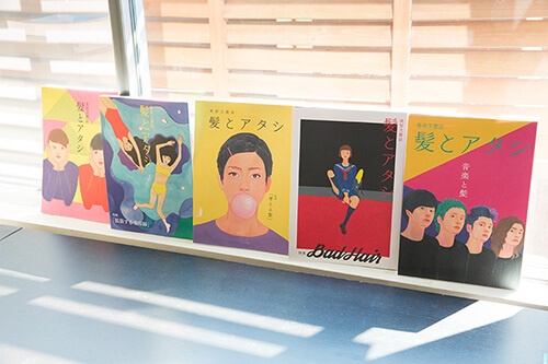雑誌「髪とアタシ」は2017年4月時点で第5号まで発行されている。最新号のテーマは「音楽と髪」（写真右）