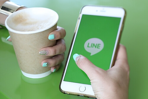 仕事道具のスマートフォンと「LINE」アプリ。業務連絡や会議もLINEで行われることが多い。「気持ちを上げるネイルと、ほっと一息つくためのカフェラテも欠かせません」