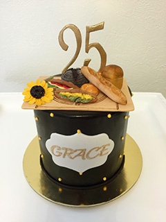 パン教室をされている奥様へ、旦那さんから結婚記念日のお祝いにと依頼されて作ったケーキ　写真／Alisa Suzuki Cakes