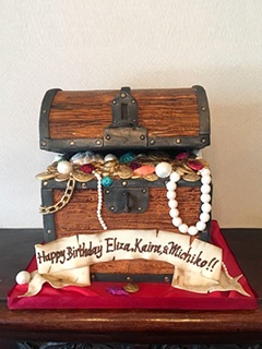 「海賊の宝箱」をテーマに作ったという誕生日ケーキ　写真／Alisa Suzuki Cakes
