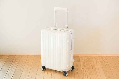 地方取材も多いため、機内持ち込み用サイズのスーツケースが欠かせない。ちなみに、学生時代は海外を飛び回るバックパッカーだったそう。「いつか世界一周旅行がしたいです！」