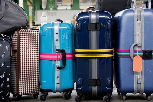 もしも、空港でスーツケースが壊れたら……(C)PIXTA