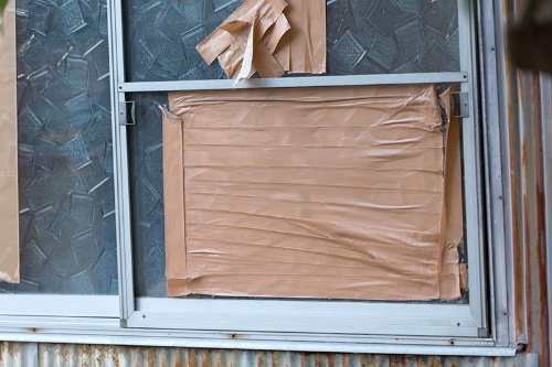 強風で窓ガラスが割れた…なんてときも火災保険で補償されます　(C)PIXTA