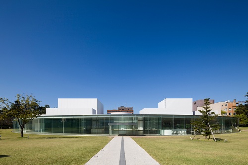 「まちに開かれた公園のような美術館」がコンセプトの金沢21世紀美術館。撮影：渡邉修 提供：金沢21世紀美術館