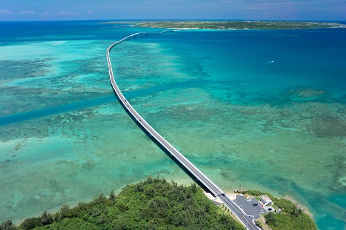宮古島と伊良部島を結ぶ伊良部大橋。無料で渡れる橋としては日本最長の3540m