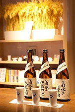 「飲み比べ3種（辛口・四段・純米）」は1200円。醸造法による味わいの違いを実感できる
