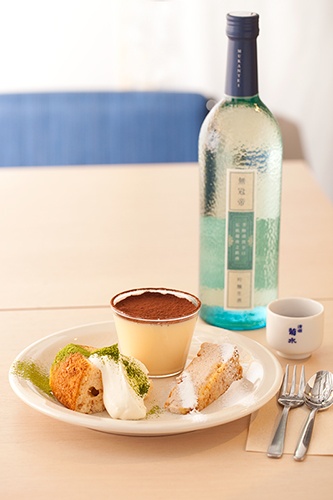 「KURAMOTO SWEETSセット」は、「さかすけ」を使ったティラミスとチーズタルト、シフォンケーキを盛り合わせた贅沢なプレート。日本酒とドリンクもセットに含まれて1150円とリーズナブル
