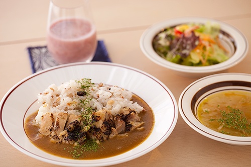 「菊水辛みそカレーライスさかすけチキングリルのせ」は、サラダ・スープ・ドリンクがセットで1000円。11～17時に提供される「ブランチセットメニュー」で味わえる