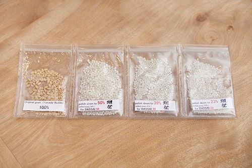 二割三分の米の磨き加減がわかる、精米歩合のサンプル。ここまで磨き上げるには、約7日間かかるのだそう