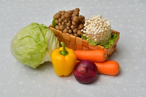 毎日の食事に野菜を取り入れていますか (C) PIXTA