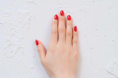 朱赤ネイルを塗ったら、指先や手の甲が美しく見える！