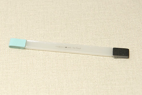 スティックネイルバッファー、1000円（KOBAKO）。ペンのようなスティックタイプで爪の脇など、細かいところまで磨けます（レフィル2種×5枚入り）